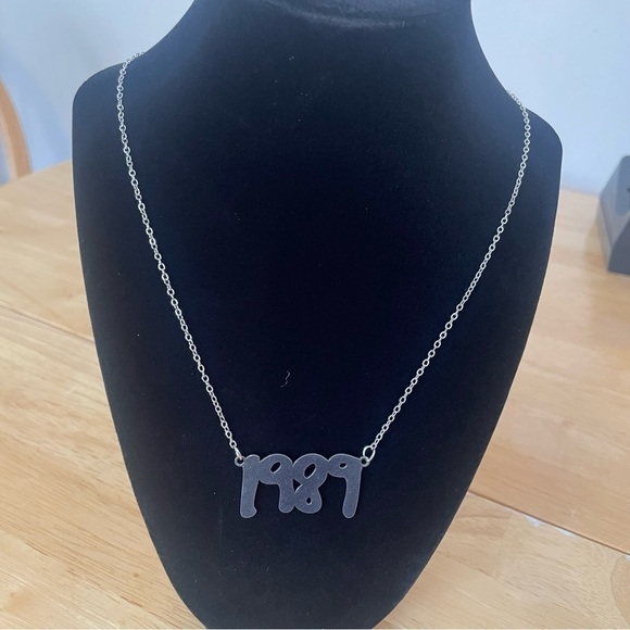 NWT “1989” Inspired Accent Necklace – Perfect for Music Lovers and Fans - Picture 3 of 5